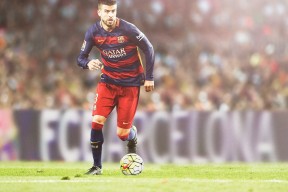 “举重赛事：高新体育中心赛场见证选手不屈的意志与爆发力”