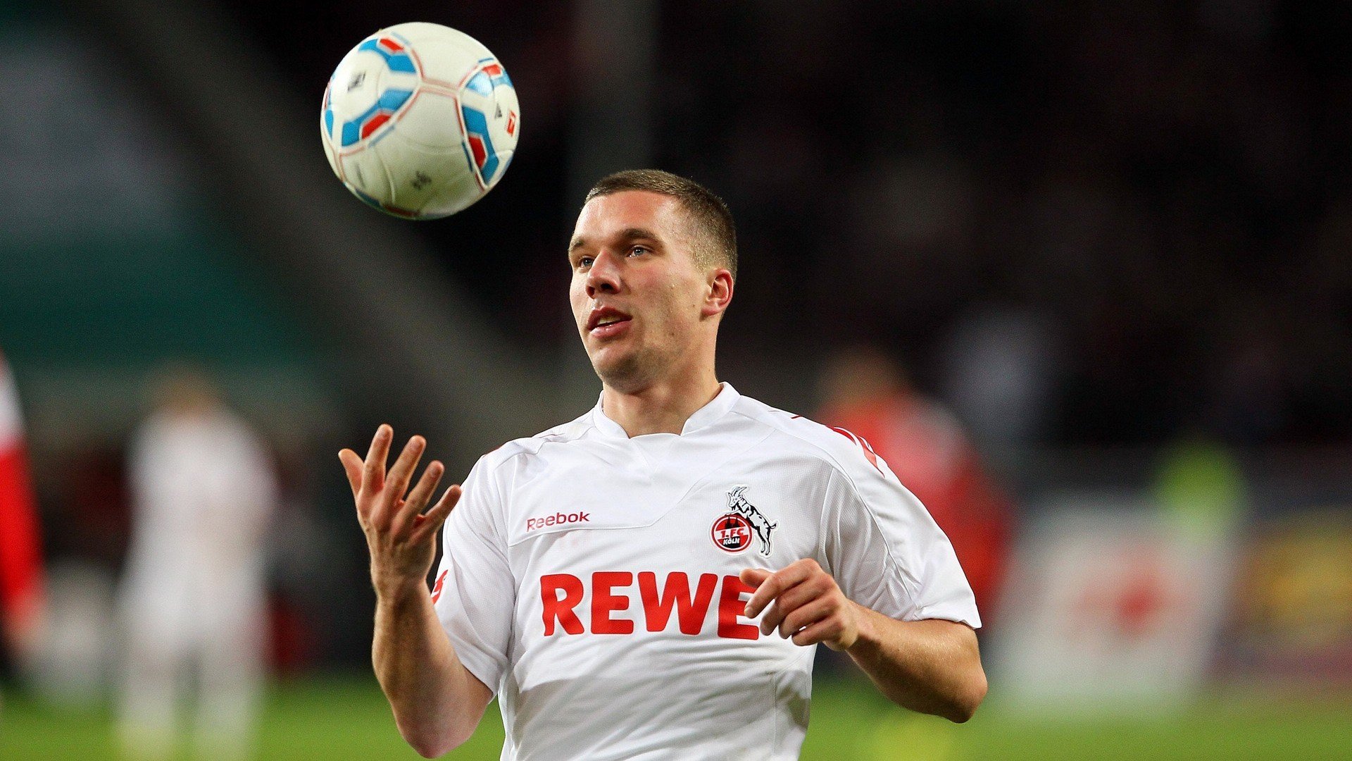 德甲激烈争夺：场面火爆震撼全场，德甲比赛集锦